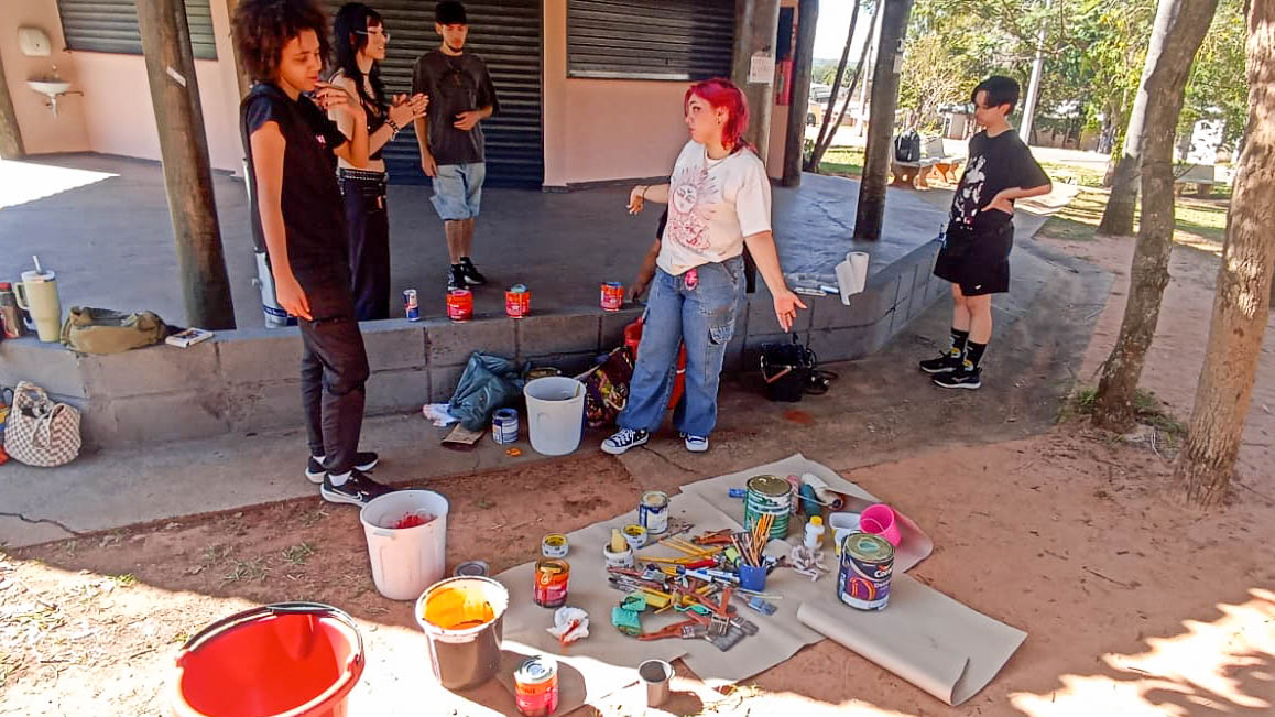 Voluntários se reúnem para pintura solidária