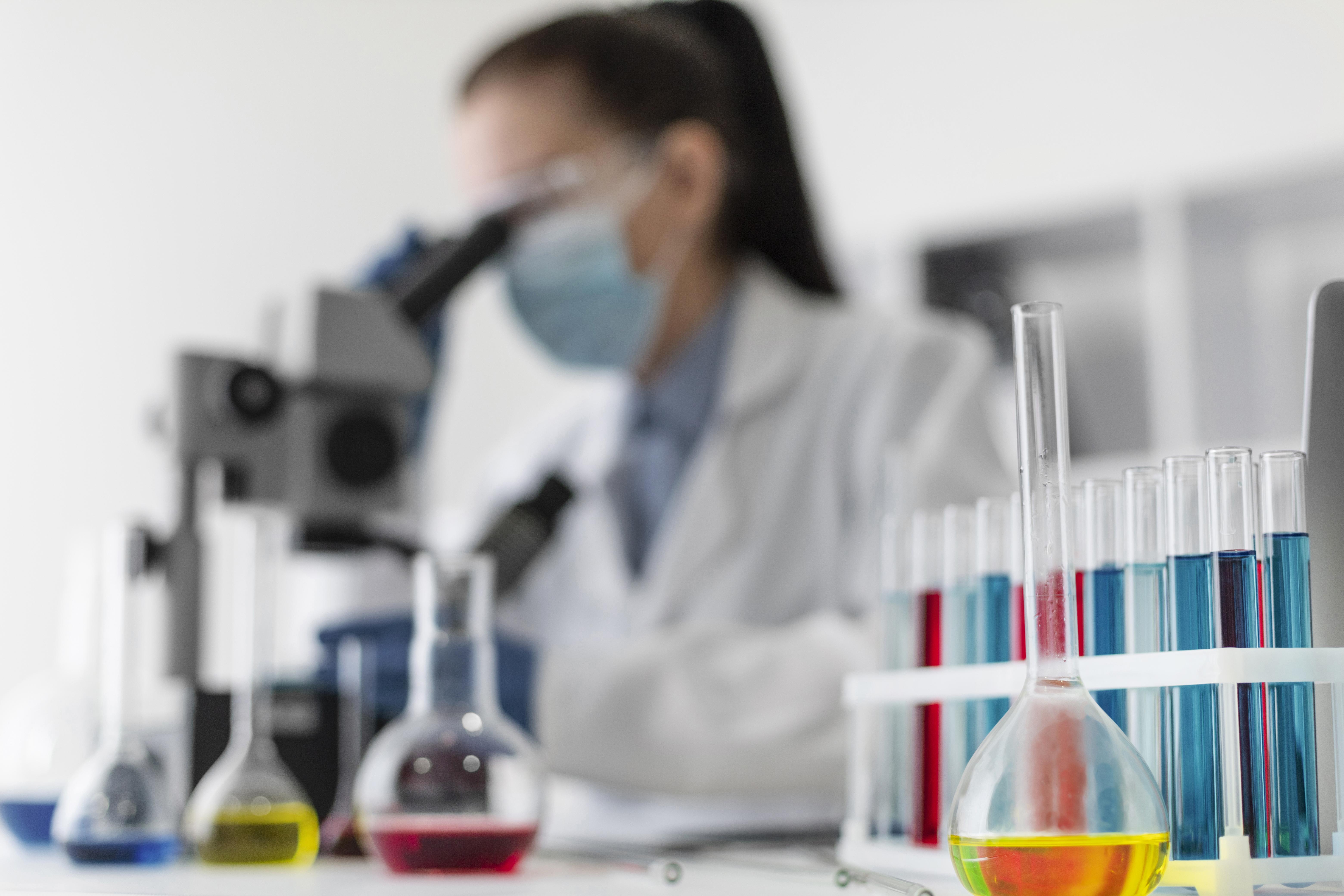 Mulher pesquisadora em laboratório que desenvolve Ciência no Brasil.